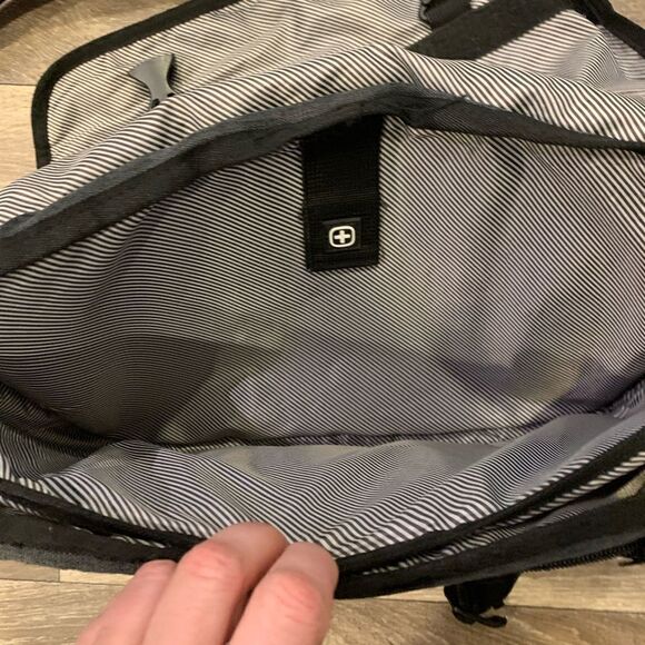 Swiss Gear Messenger / Laptop Bag. Adjustable strap Shoulder Pad - Picture 5 of 9